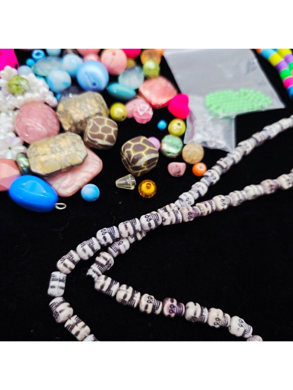Loose Bead Lot Plastic Lucite UV Glow Pearls Flowers Necklace Magnetic - Picture 8 of 13